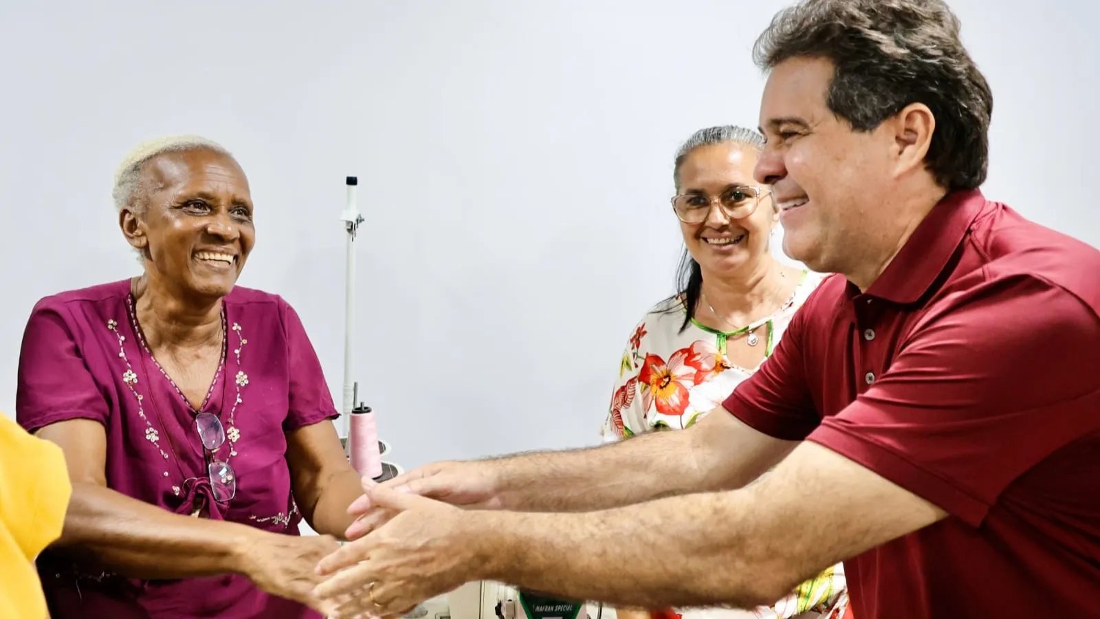 grupo de pessoas posa para a foto